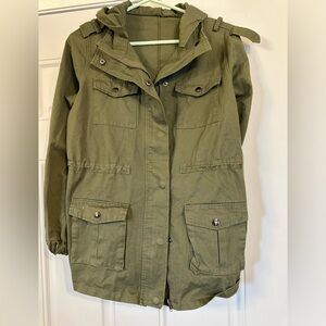 Really cute army green jacket- fits like a size L- no size or brand tags